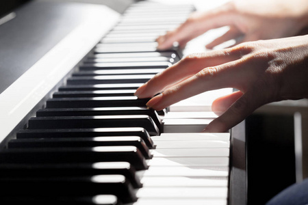 人彈鋼琴。特寫